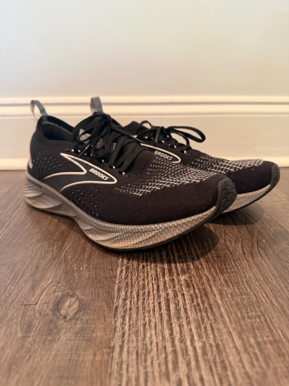 Brooks Levitate 6 Stealth Fit Black and Gray Knit Running Shoes mens 10.5